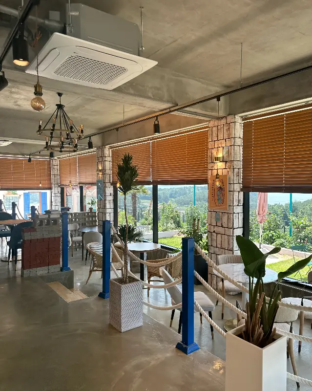 카페 내부 전경