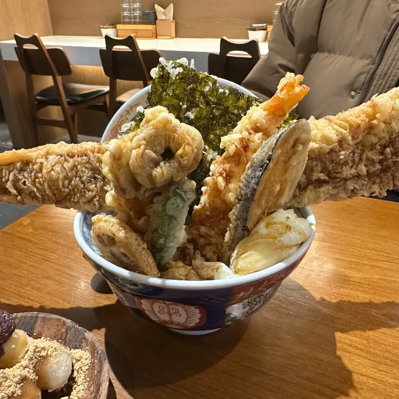 다양한 튀김이 올라간 텐동