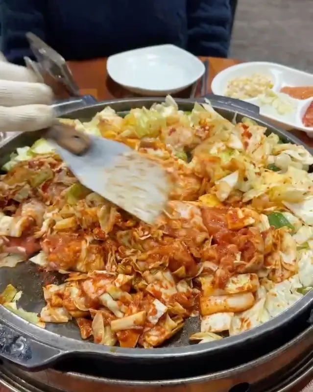 사장님이 직접 볶아주는 닭갈비