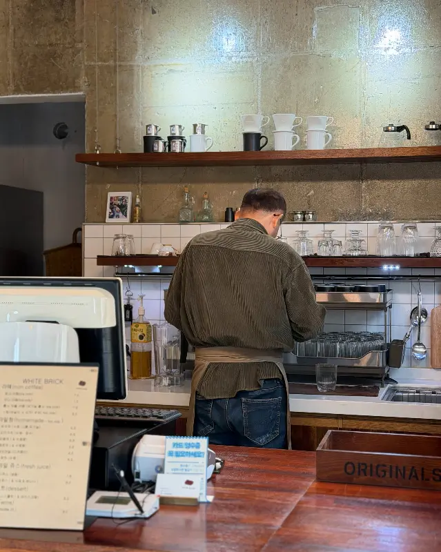 커피를 만드는 사장님