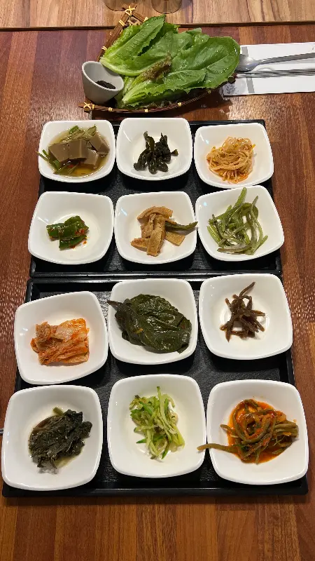 옹이밥상에서 제공되는 여러 가지 반찬들