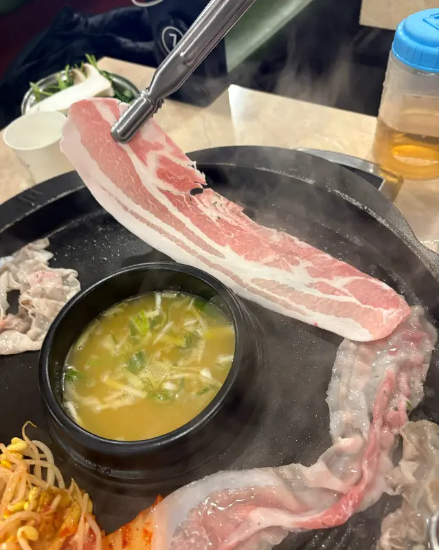 냉삼겹살 굽는 모습