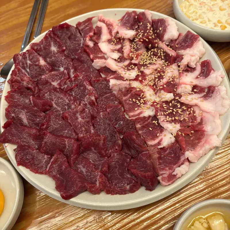 뭉티기, 육회, 생차돌의 조화