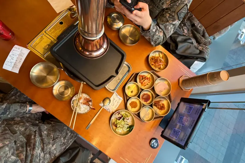 깔끔하게 차려진 테이블 세팅