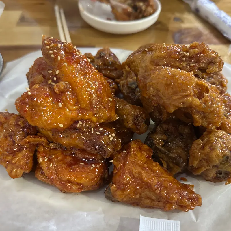 윤기가 흐르는 페리카나 양념치킨