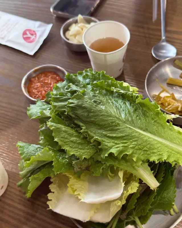 채육식당에서 맛본 푸짐한 쌈 채소