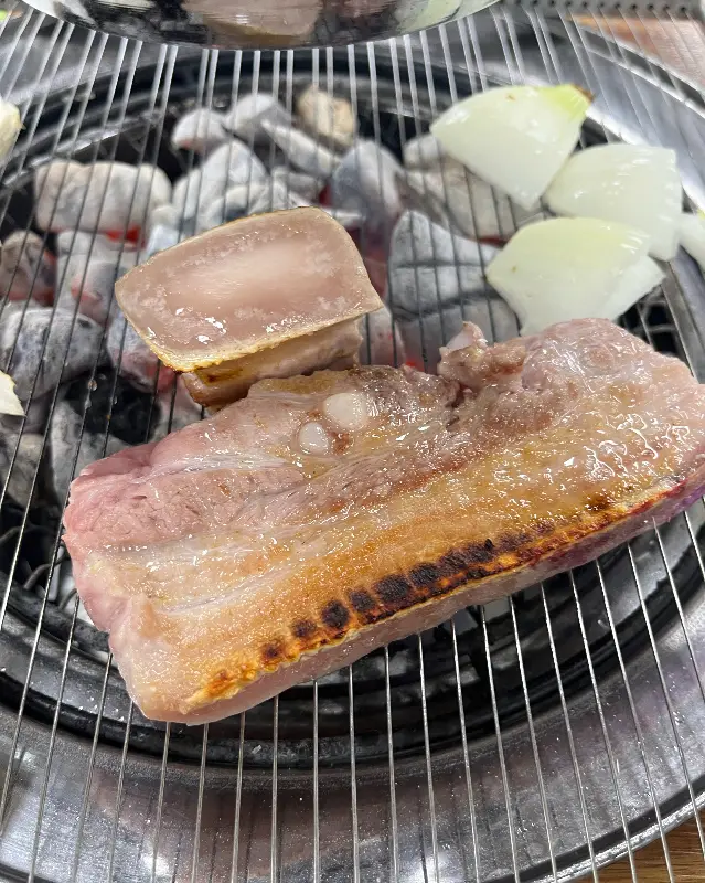 숯불 위에서 익어가는 오겹살