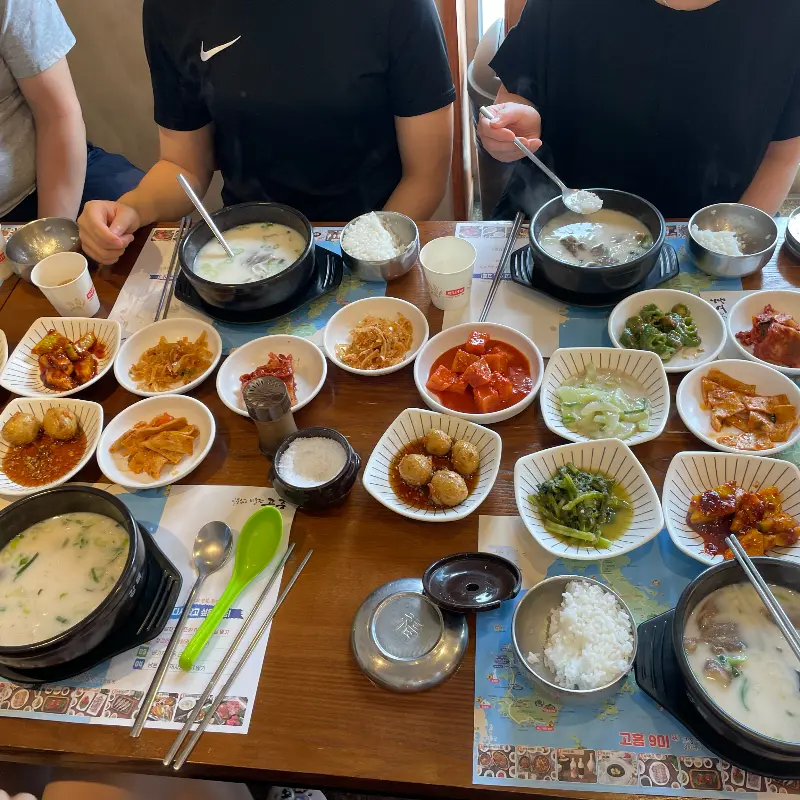 여러 명이 함께 설렁탕을 즐기는 모습