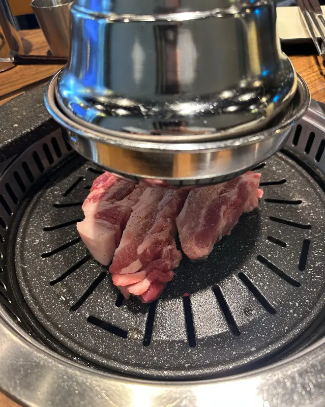 두툼한 삼겹살이 익어가는 모습