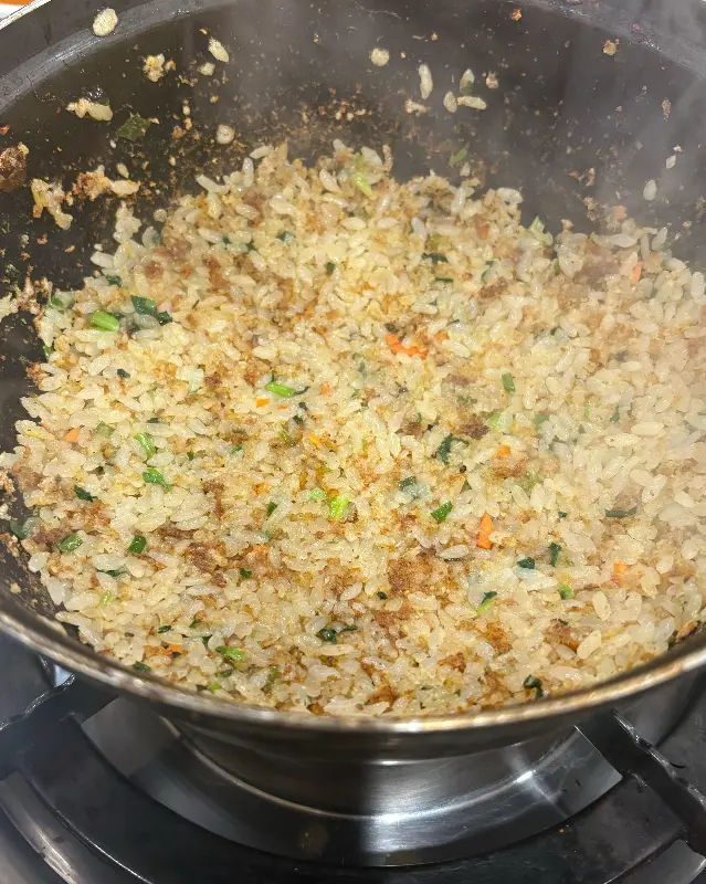 냄비에 볶아져 있는 볶음밥