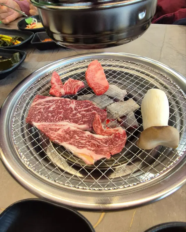 숯불 위에 구워지는 한우와 버섯