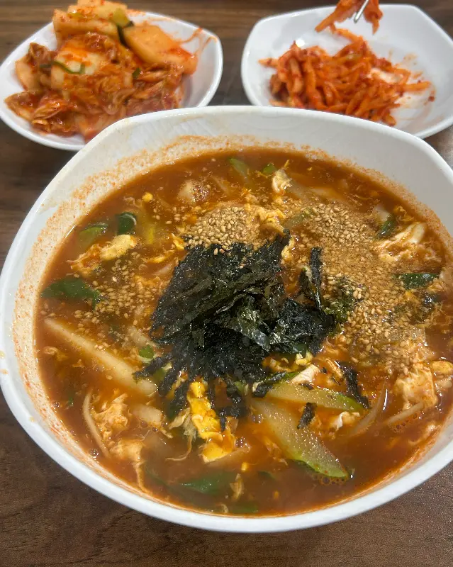 장칼국수와 김치 삼총사