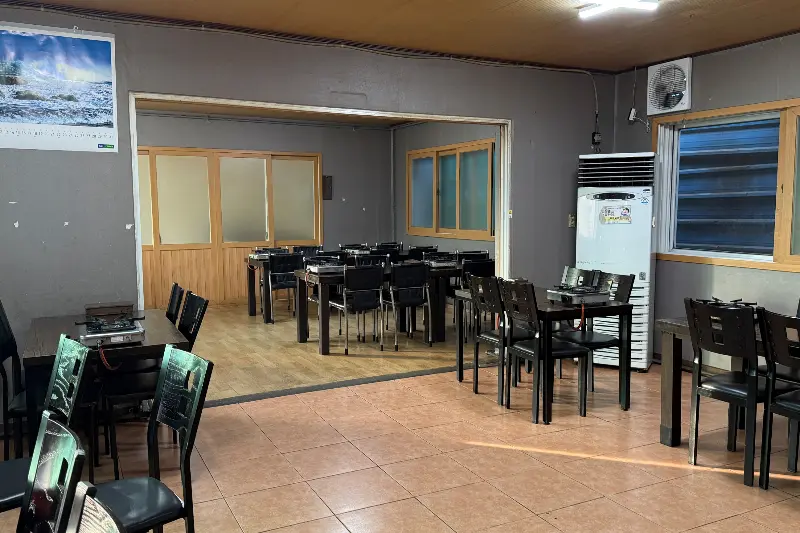 정갈하게 정돈된 식당 내부 모습