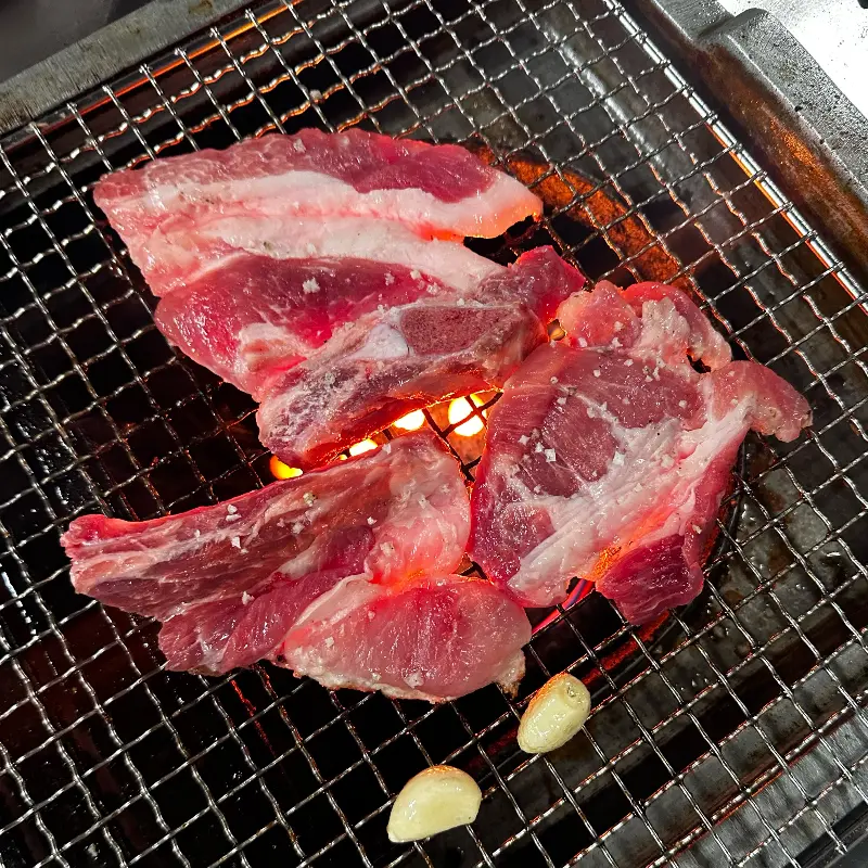 연탄불 위에서 맛있게 익어가는 돼지 생갈비