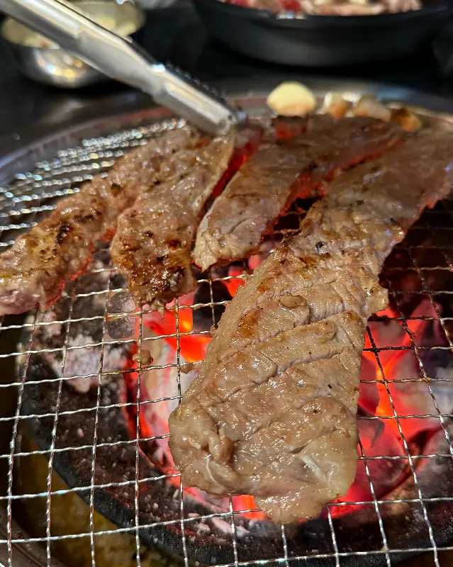숯불 위에서 익어가는 막대갈비