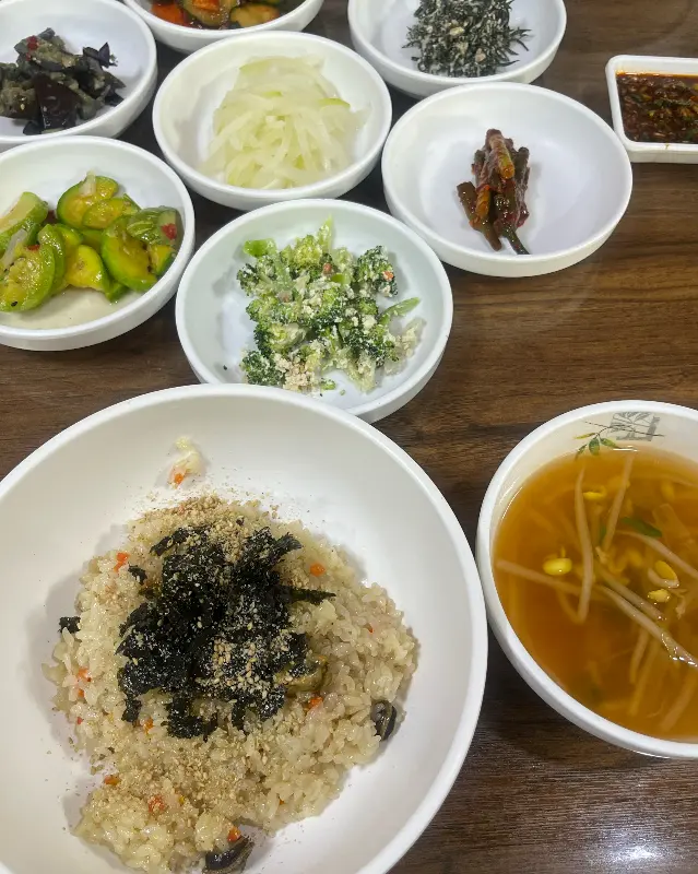 다양한 밑반찬과 홍따밥