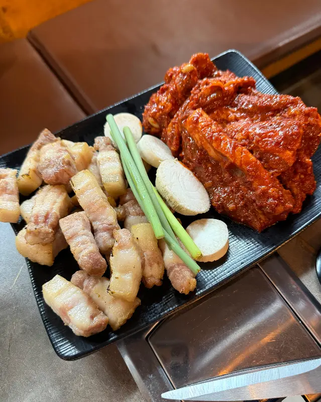 불판 위에 가지런히 놓인 등심덧살갈비