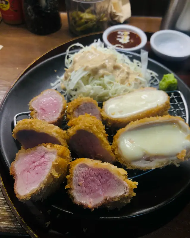 촉촉한 안심과 부드러운 치즈가 조화로운 돈까스