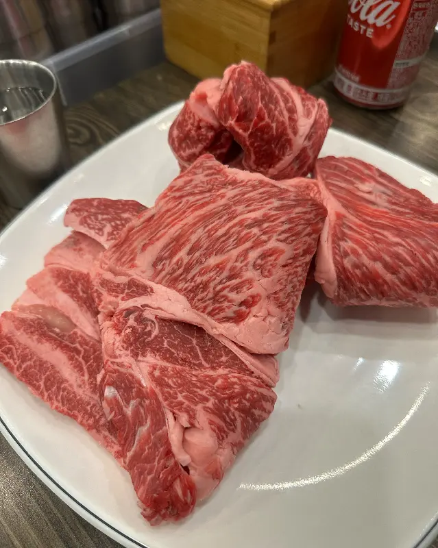 선명한 마블링이 돋보이는 한우 꽃등심