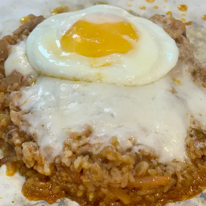 계란후라이가 올라간 치즈 볶음밥