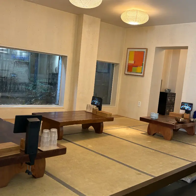 황톳길 내부 좌식 테이블