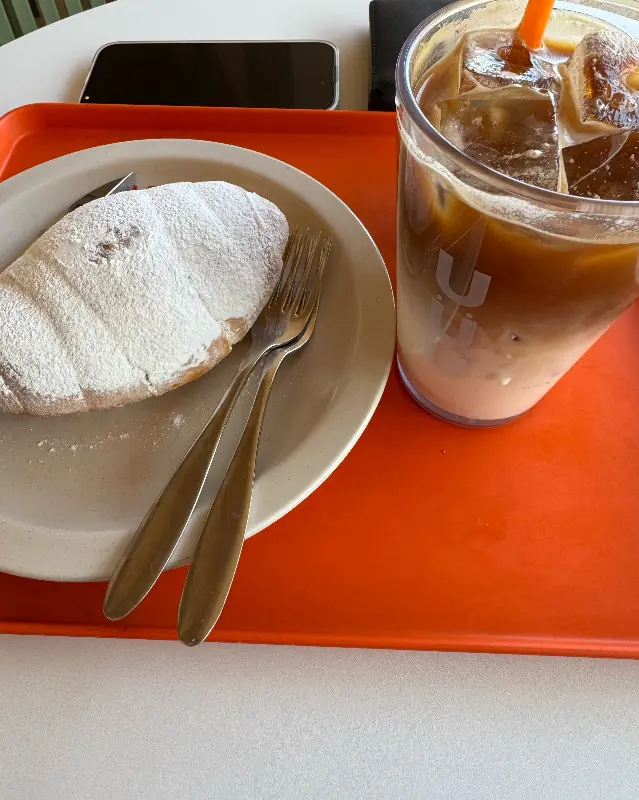 눈 덮인 빵과 커피