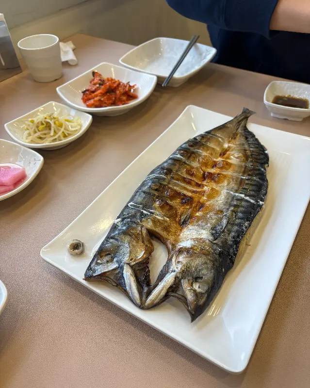 윤기가 자르르 흐르는 고등어 구이