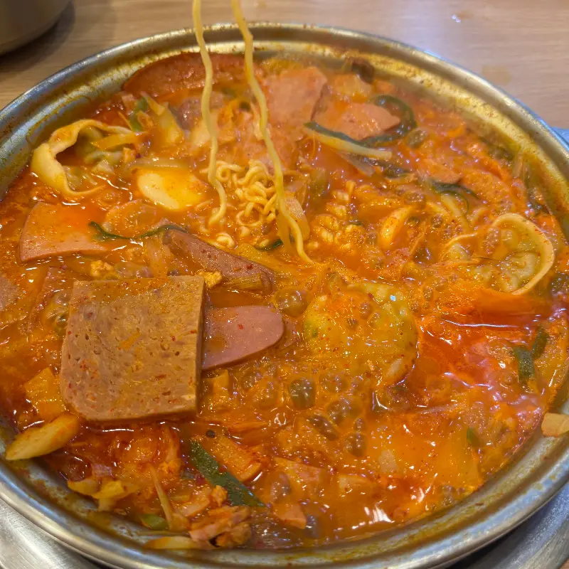 부대찌개에 라면사리 추가