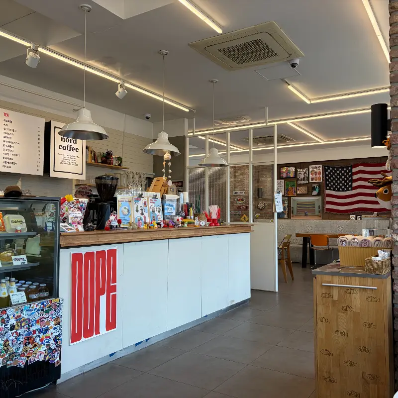 깔끔하고 세련된 노드커피 내부