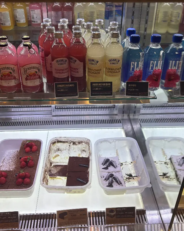 다양한 병음료가 진열된 냉장 쇼케이스