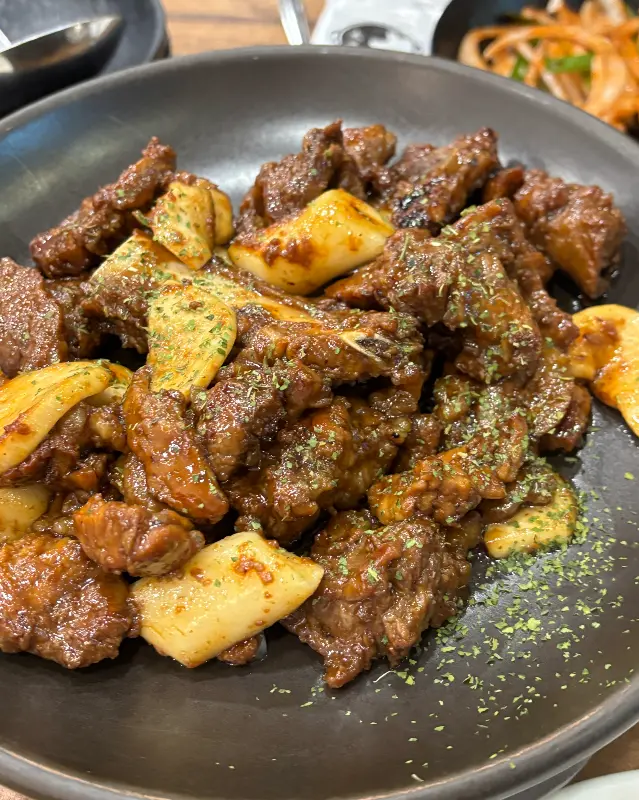 윤기가 흐르는 갈비