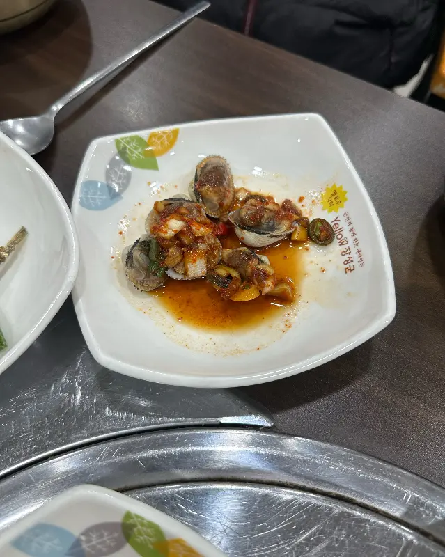 숯불 위에서 익어가는 돼지갈비