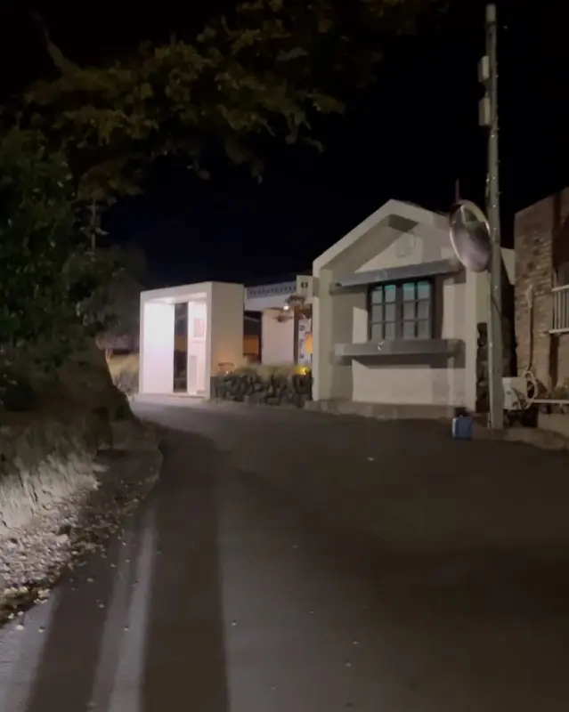 어두운 밤의 식당 전경