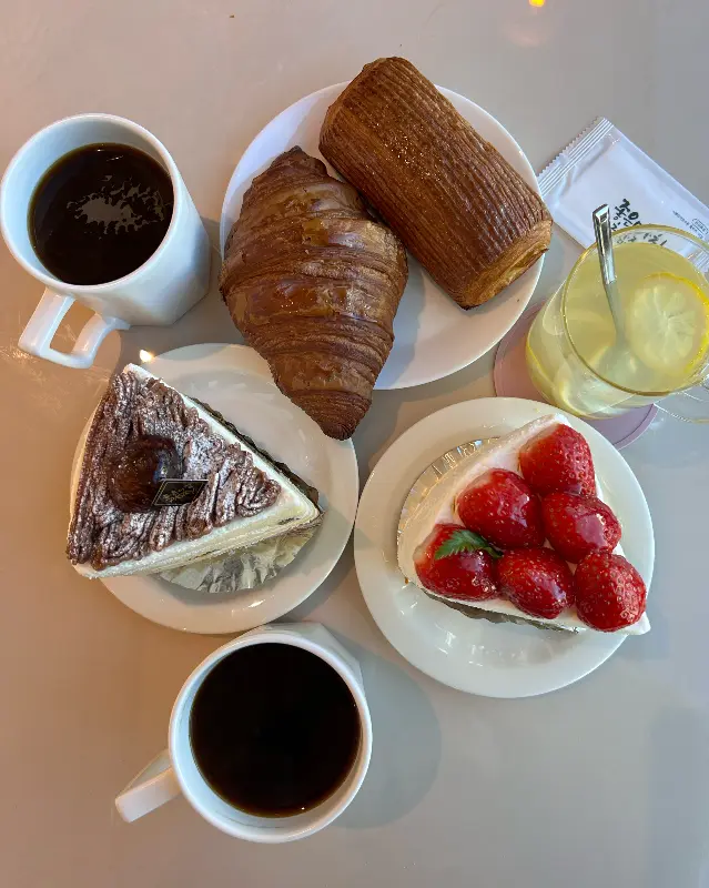 케이크와 빵, 음료가 함께 놓인 모습