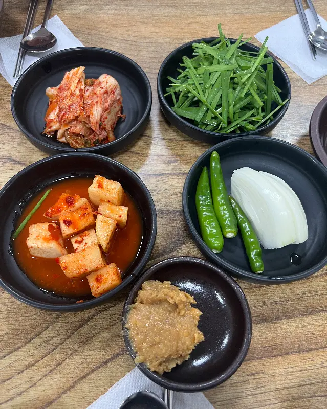 정갈하게 담겨 나온 밑반찬