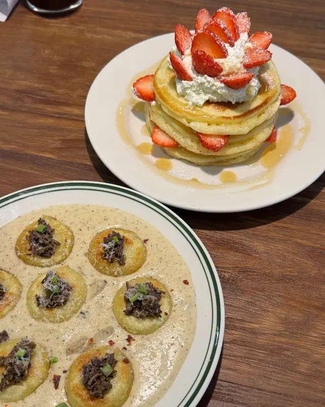 딸기 팬케이크와 고사리 들깨크림 뇨끼