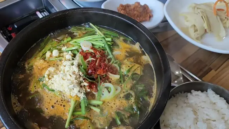 흑염소 고기와 야채가 듬뿍 들어간 흑염소 탕