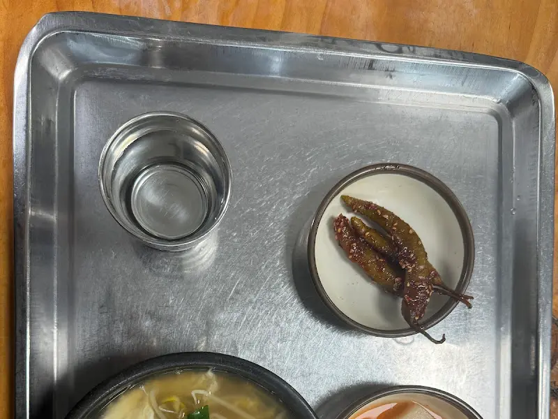 쟁반 위에 놓인 콩나물국밥 한 상차림