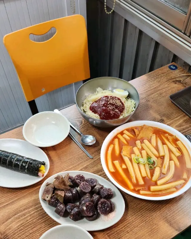 떡볶이, 김밥, 순대, 쫄면이 함께 놓여진 테이블