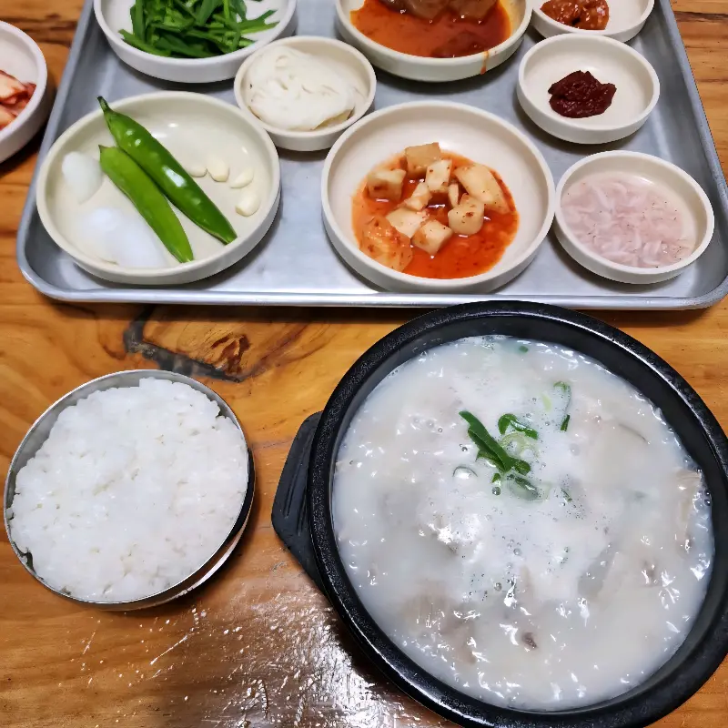 정갈하게 담겨 나온 국밥 한 상