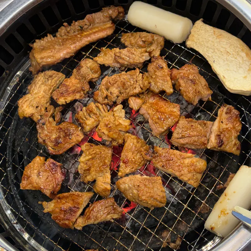 숯불 위에서 노릇노릇 익어가는 돼지갈비