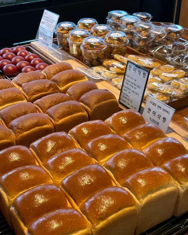 다양한 종류의 빵과 디저트가 진열된 모습