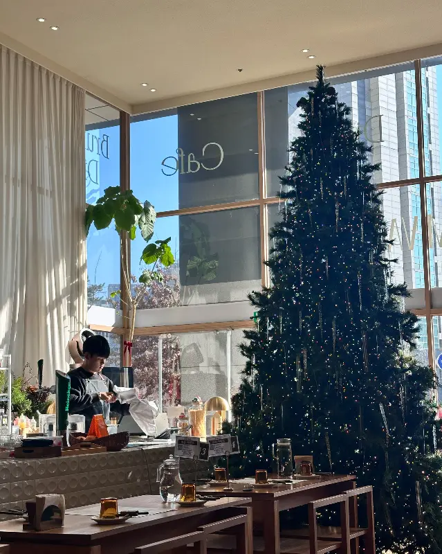 매장 내부의 크리스마스 트리