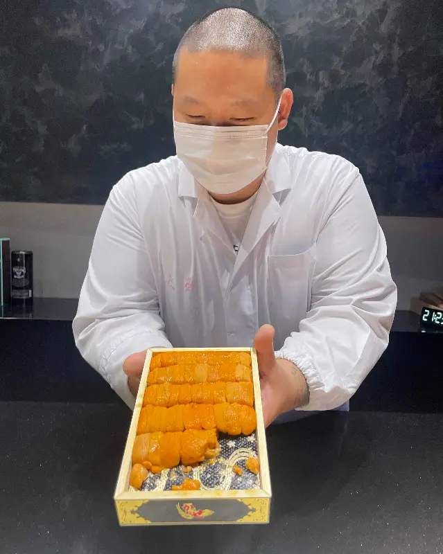 우니를 들고 있는 셰프