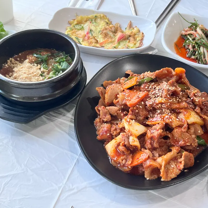 맛있는 제육볶음과 쌈장