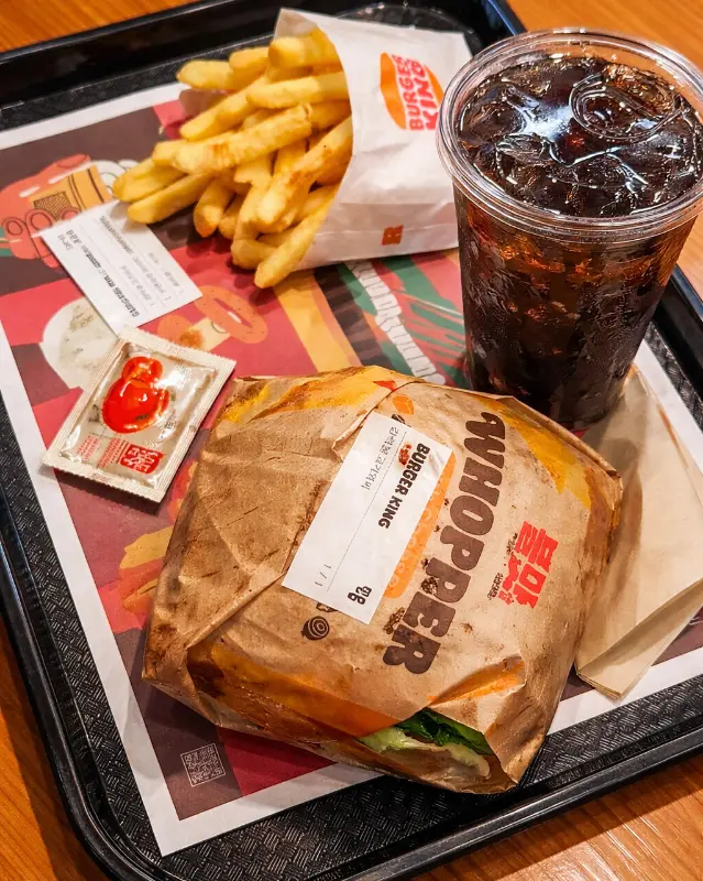 쟁반 위에 놓인 와퍼와 감자튀김, 콜라