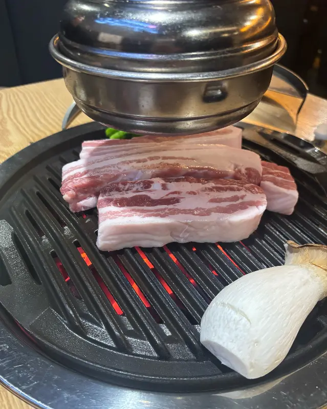 불판 위의 삼겹살