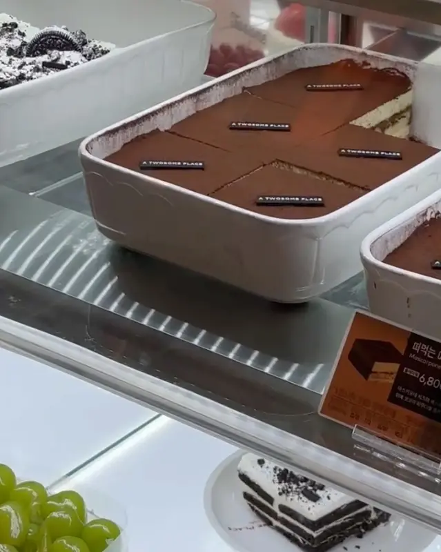 다양한 종류의 케이크가 진열된 쇼케이스