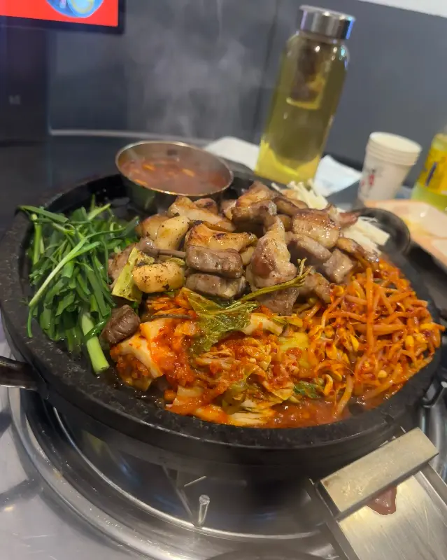 돌판 위에 구워진 삼겹살