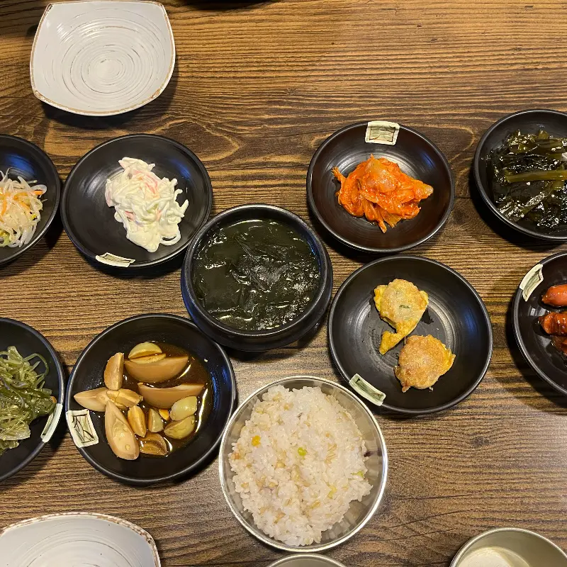 다양한 기본 반찬이 정갈하게 담겨 있는 모습